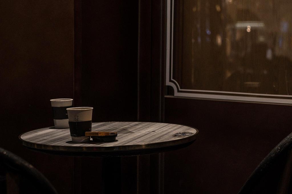 Interno accogliente del caffè vemukyy con tavoli e luce calda