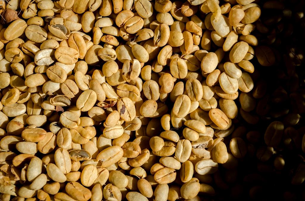 Chicchi di caffè tostati su sfondo rustico