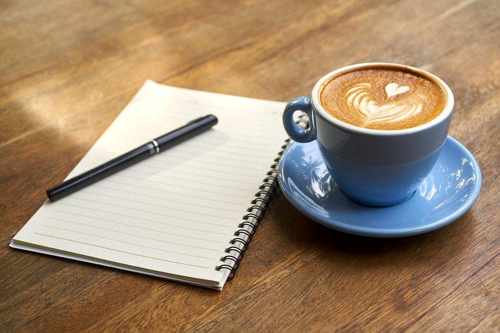 Tazza di caffè espresso con crema densa e schiuma di latte