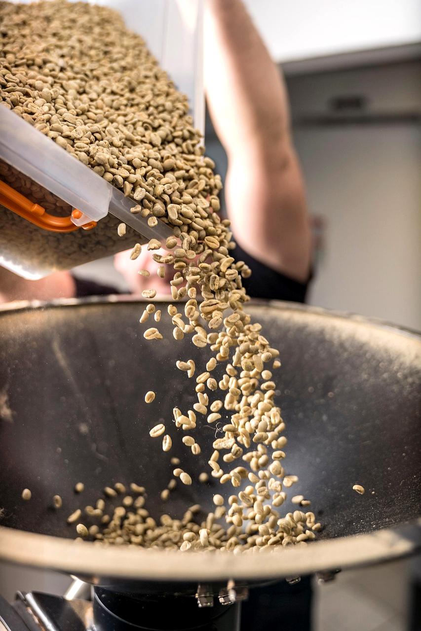 Macchina per tostatura artigianale del caffè in azione