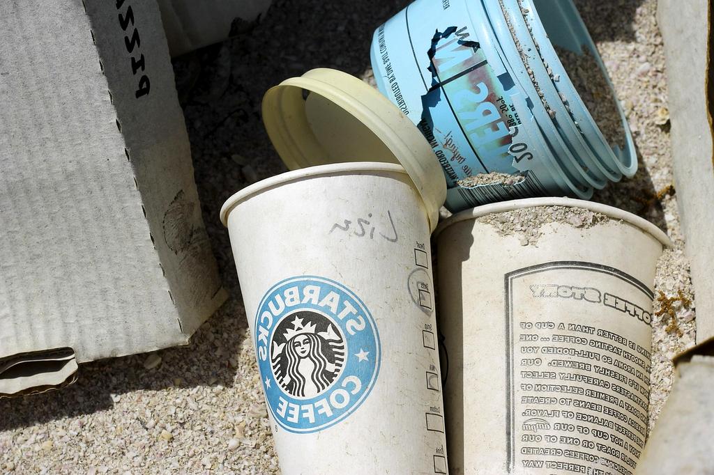 Sistema di riciclaggio creativo dei fondi di caffè in prodotti sostenibili