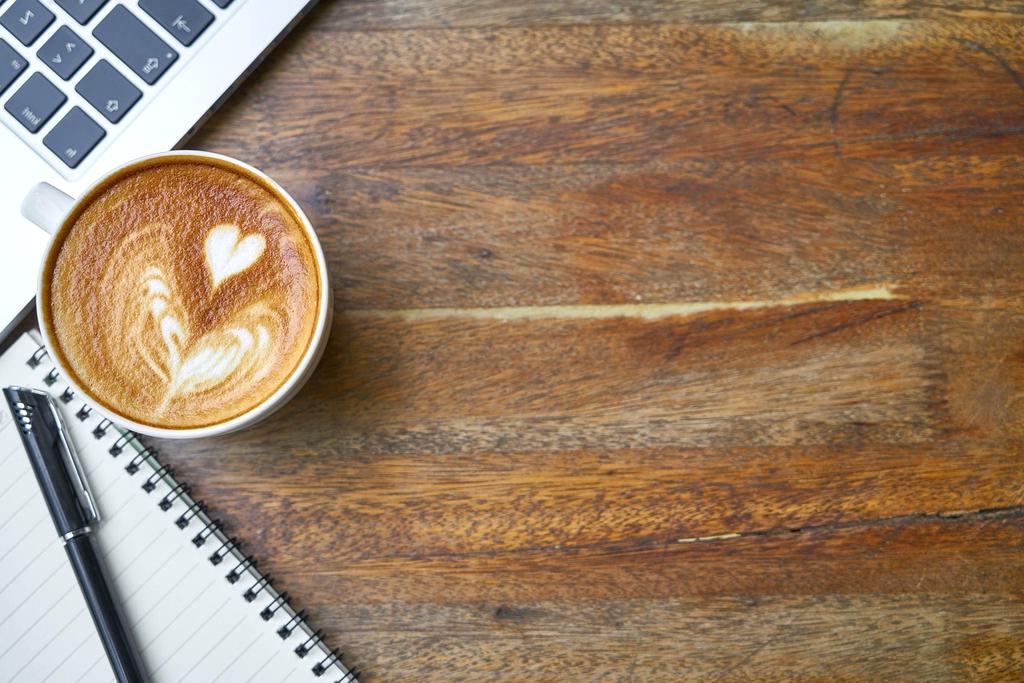 Contatto clienti con telefono e laptop in caffetteria