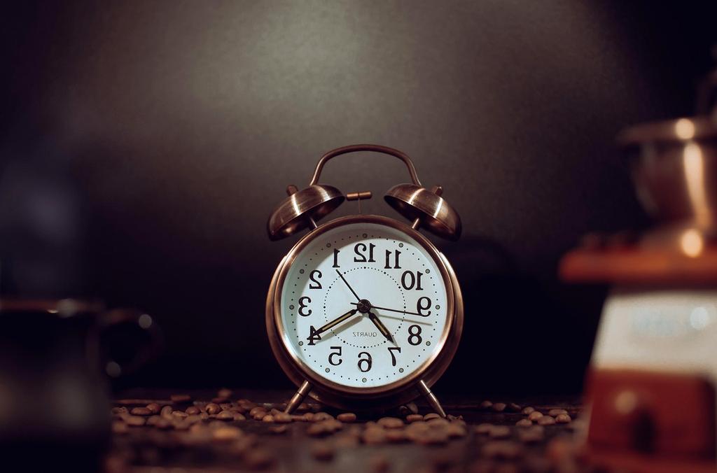 Dettaglio di macinino da caffè manuale in legno e metallo